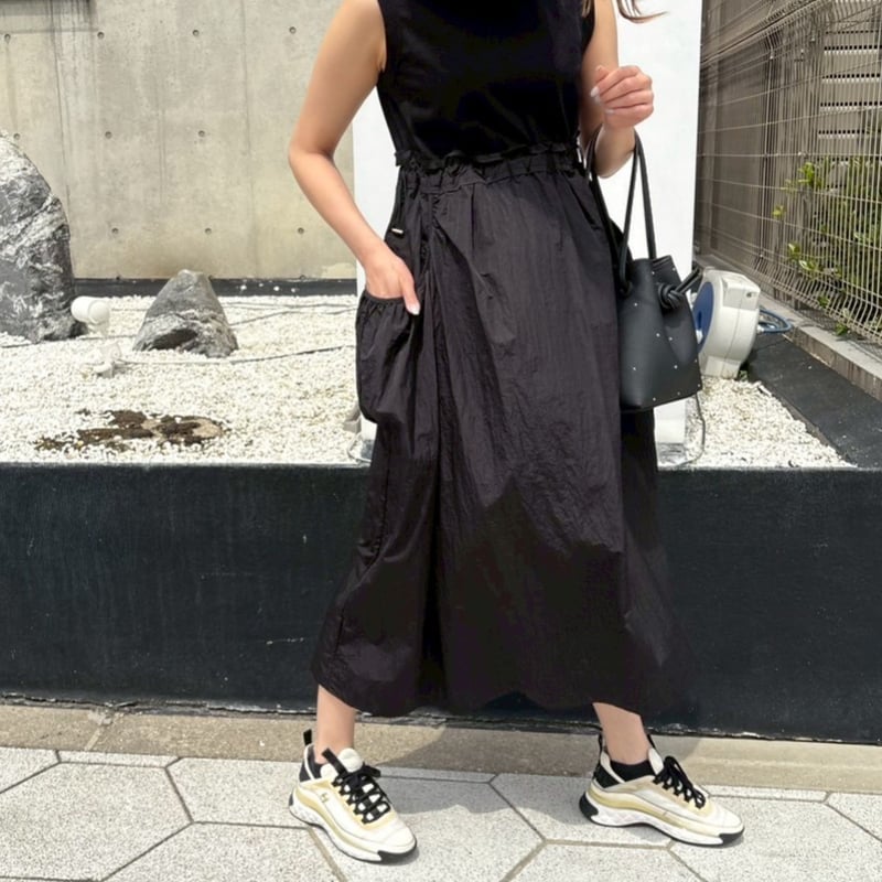 ハイウエストフリルドッキングノースリワンピース(ブラック×ブラック