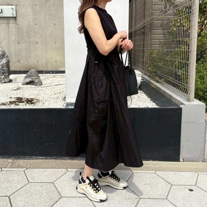 ノースリーブ フリル付き 黒ワンピース ハイウエストフリルドッキングノースリワンピース(ブラック