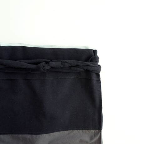 【安藤明子】裾なめらかサロン　オフホワイト/墨黒