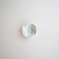 【安藤雅信】白藍釉ねじり花びら茶托