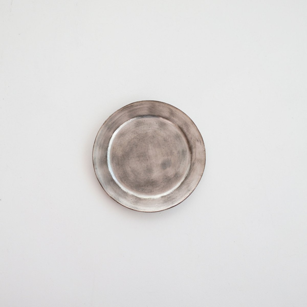 ◇銀の器／作家もの◇ 00年代 安藤雅信 さん 銀彩 ピューター 20cm 平皿 安藤雅信】銀彩ピューターイタリアボウルLM（銀彩） | ギャルリ