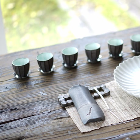 【安藤雅信】黒銀彩六弁茶托