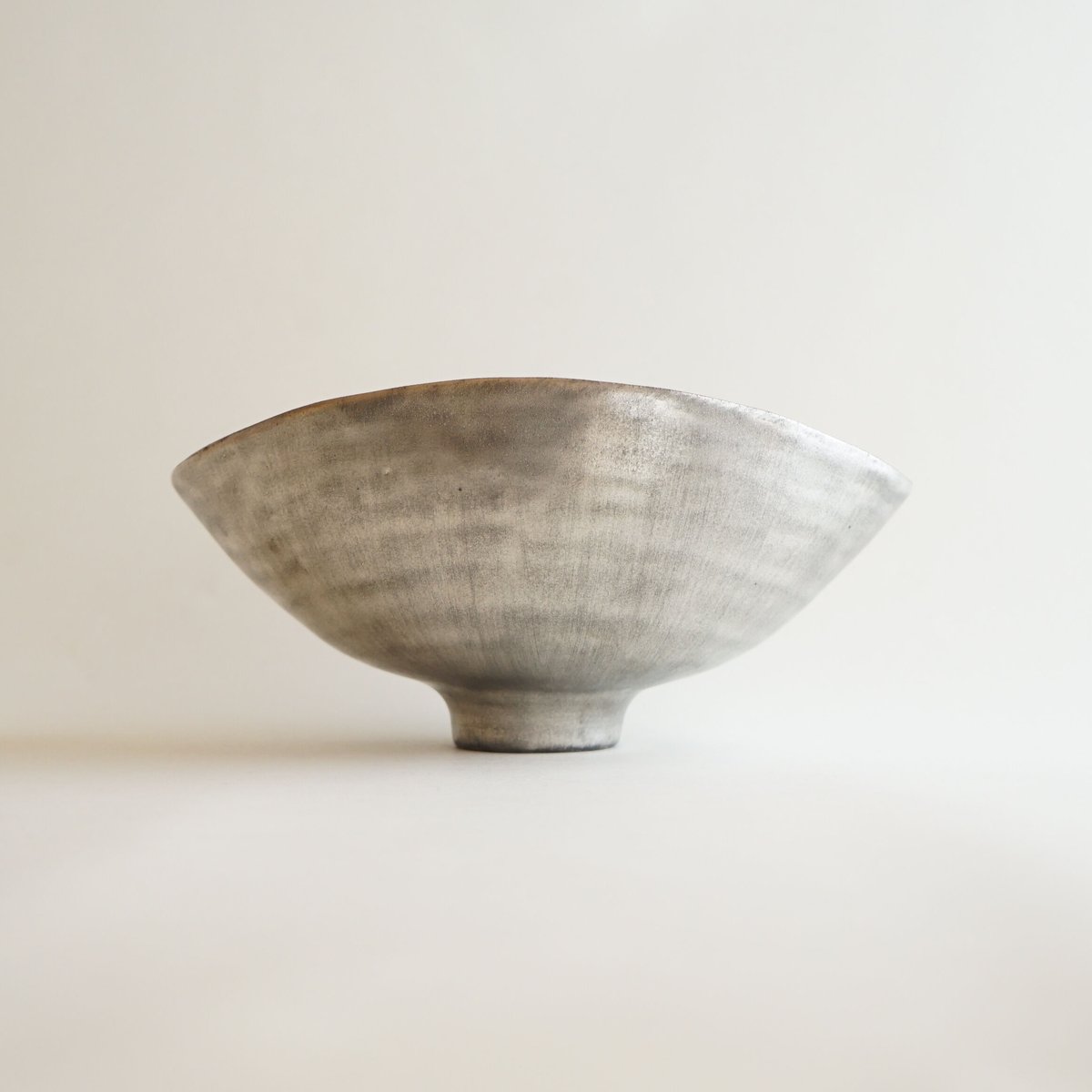 安藤雅信】黒銀彩ゆがみ鉢 MS（銀彩） | ギャルリ百草 online store