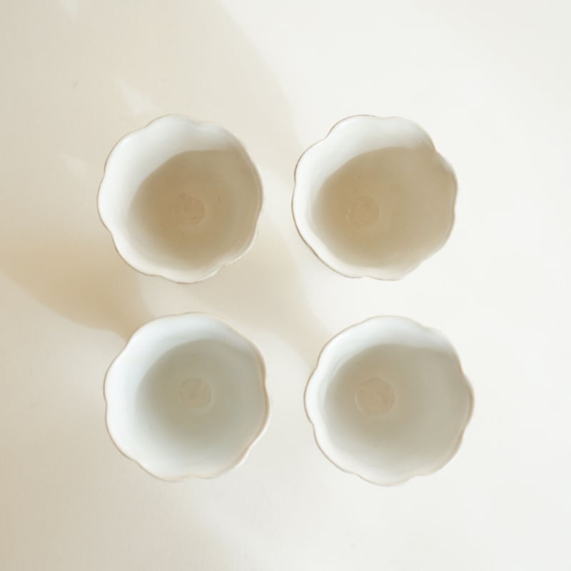 安藤雅信】外白銀彩高台付花びら茶杯内青白釉 | ギャルリ百草 安藤雅信】外白銀彩高台付花びら茶杯内青白釉 | ギャルリ百草
