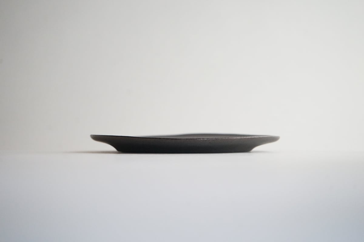 【安藤雅信】　ピューター写皿 L（黒錆釉） 安藤雅信】黒錆釉オランダ皿 L（黒錆釉） | ギャルリ百草 online