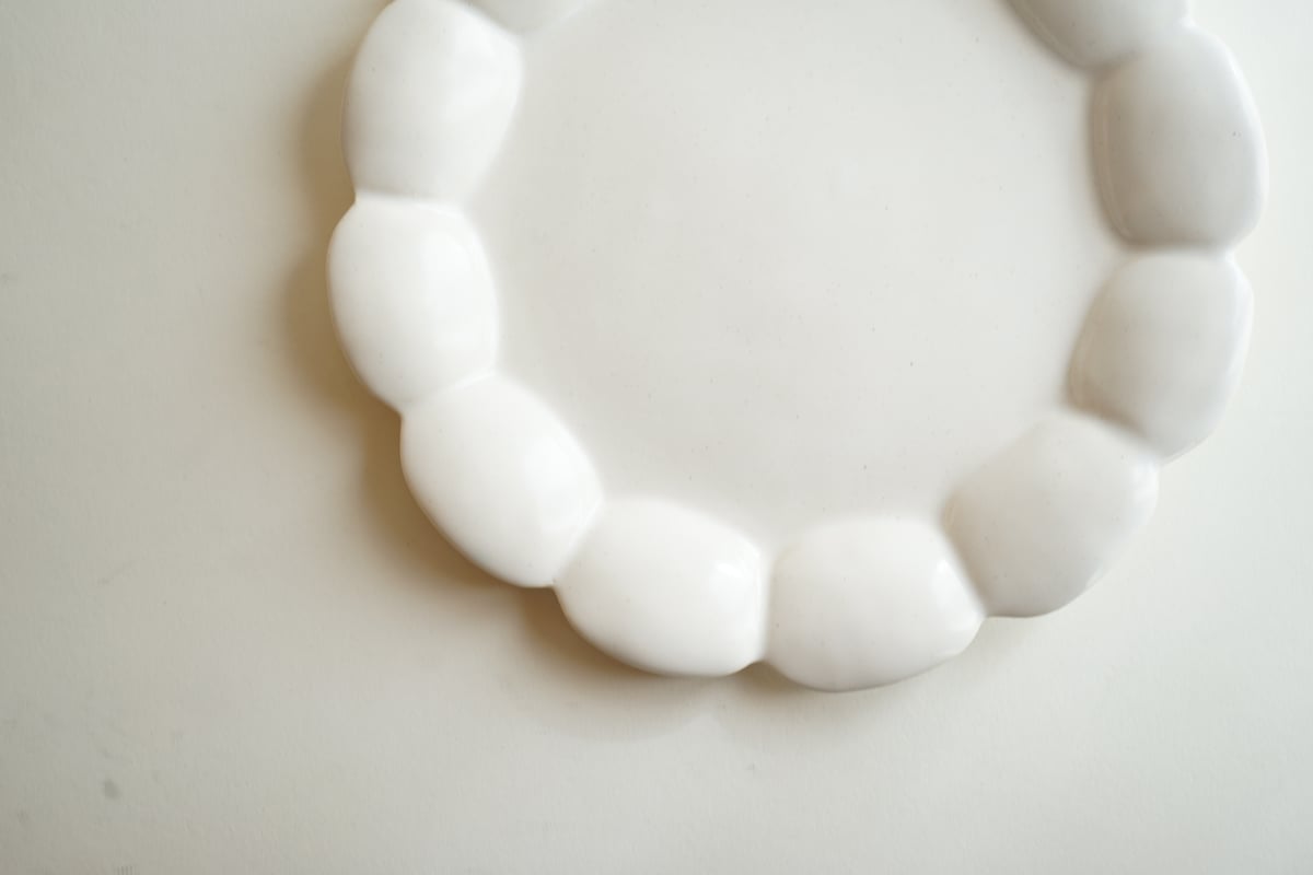 安藤雅信】オランダ輪花皿M 高台なし（乳白艶釉） | ギャルリ