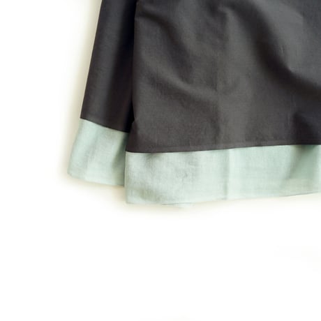 【安藤明子】裾なめらかサロン　オフホワイト/墨黒