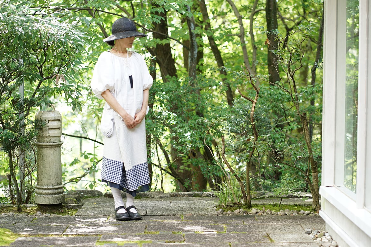 安藤明子】継(ツギ)サロン 裾リネン|紺白ギンガムチェック (＋20