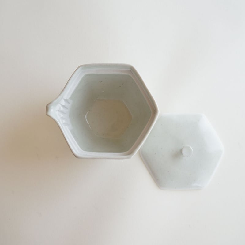 安藤雅信】白磁六角宝瓶(灰釉) | ギャルリ百草 online store 安藤雅信】白磁六角宝瓶(灰釉) | ギャルリ百草 online store