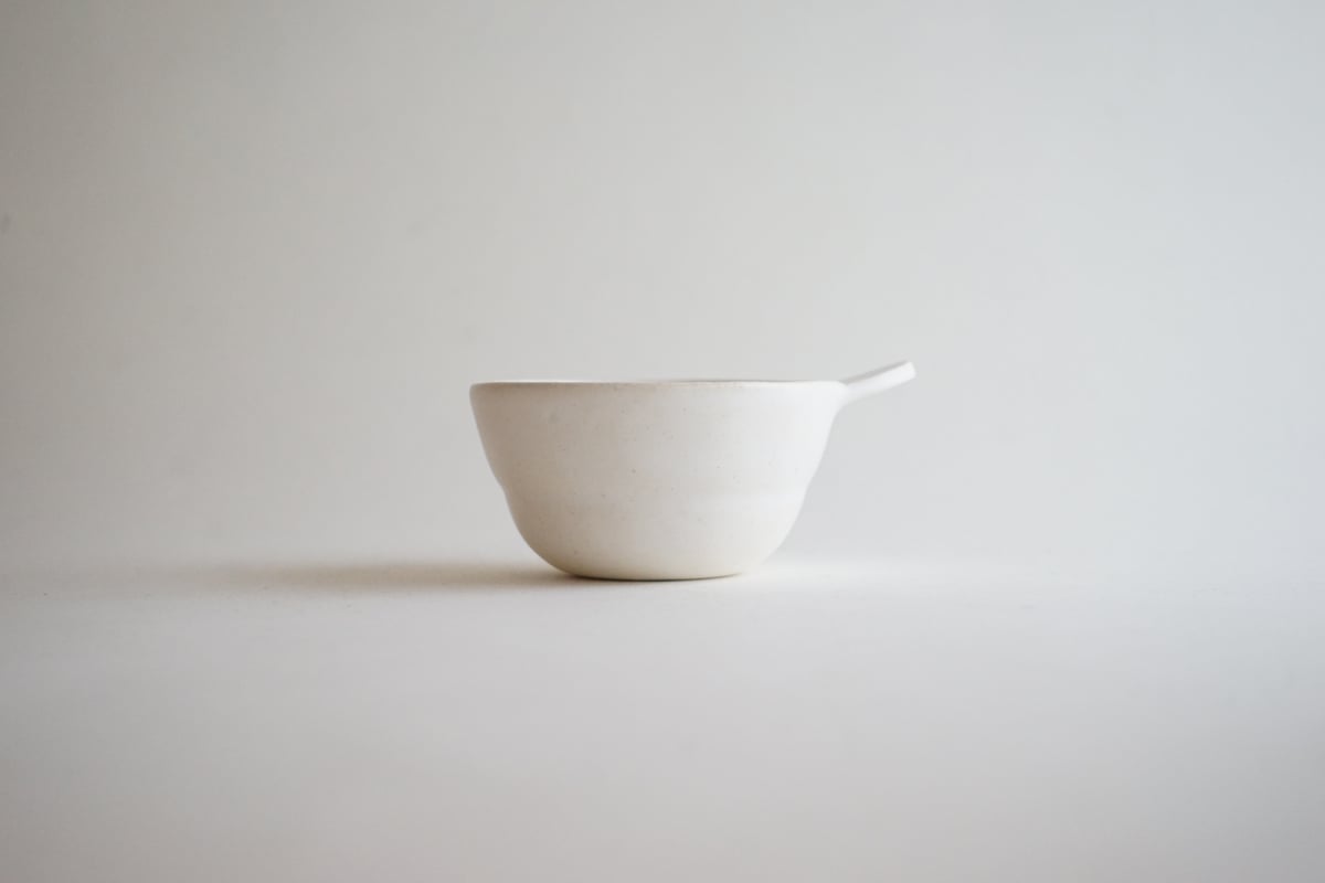 新品未使用品】 安藤雅信 ギャルリ百草 耐熱白釉手付ボウル 透かし 耐熱皿