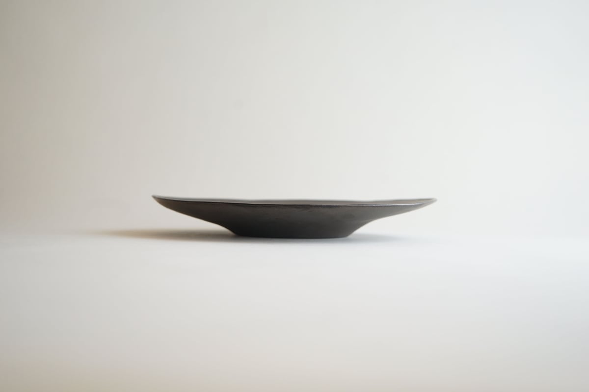 安藤雅信】黒錆釉オランダ皿 L | ギャルリ百草 online store