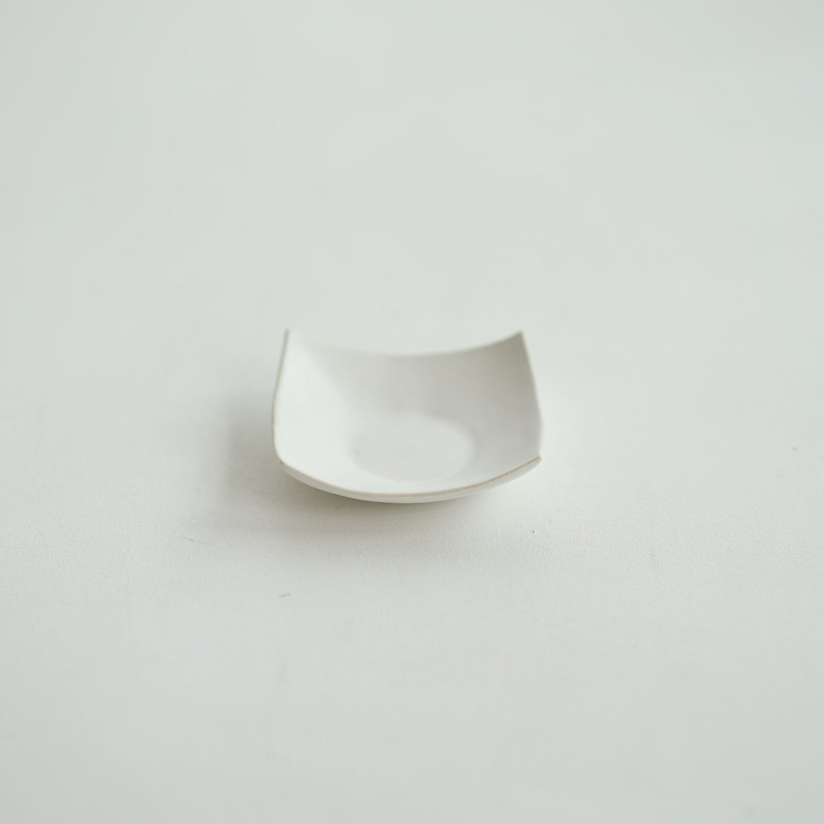 安藤雅信】正角茶托(白マット釉) | ギャルリ百草 online store 安藤雅信】正角茶托(白マット釉) | ギャルリ百草 online store