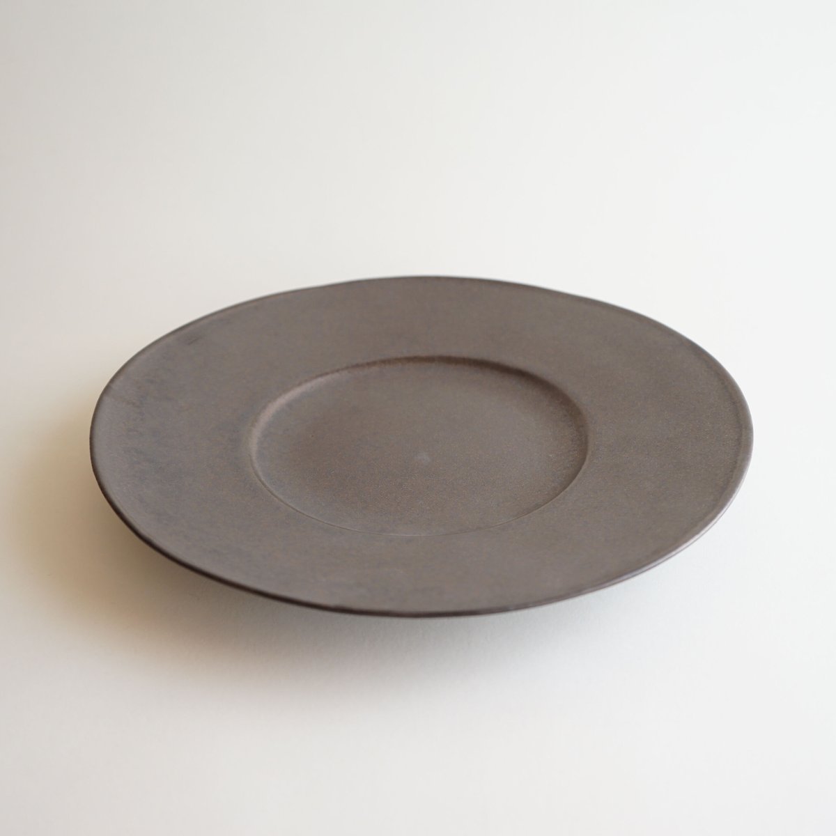 安藤雅信】黒錆釉オランダ皿 L | ギャルリ百草 online store