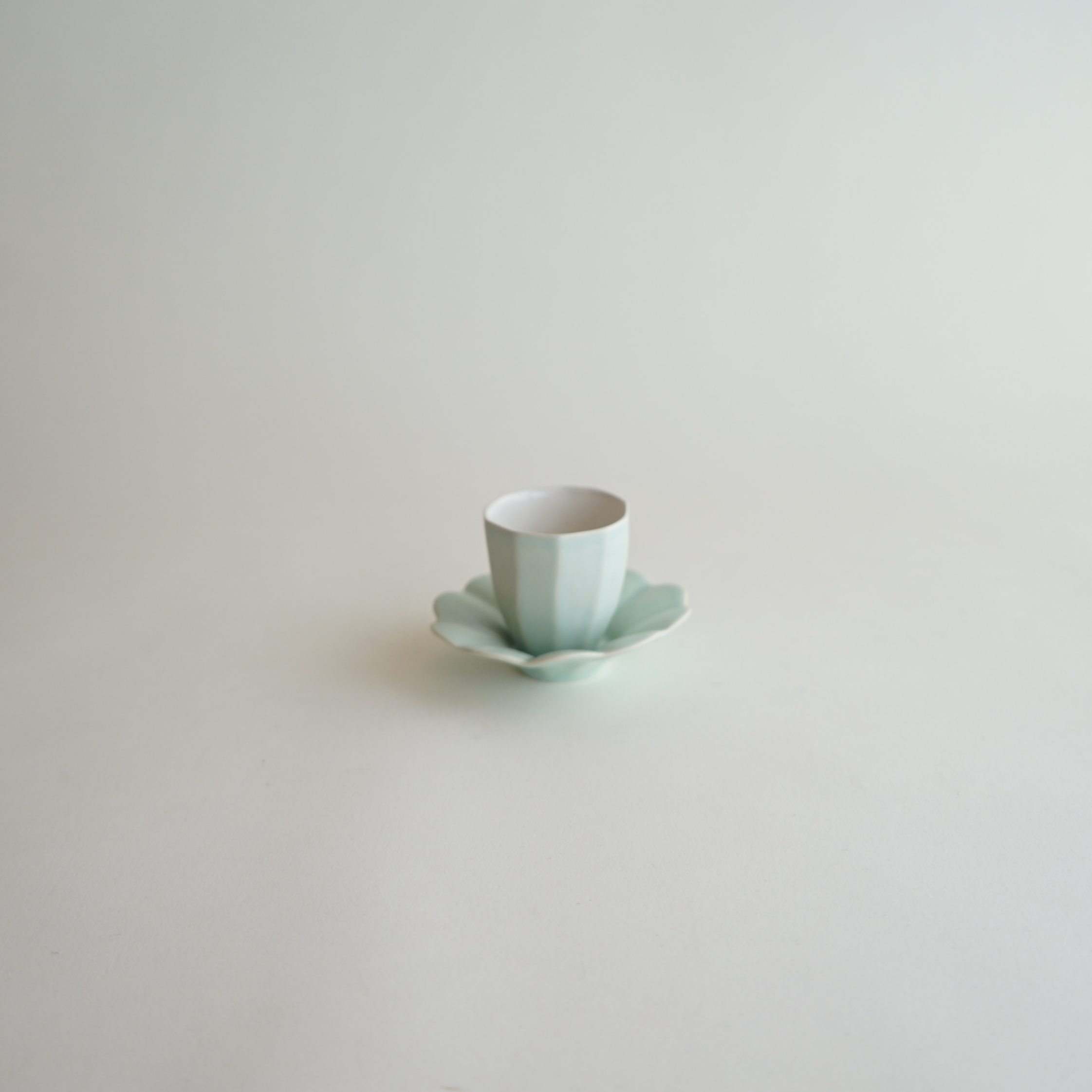 安藤雅信】薄青釉十弁茶托 | ギャルリ百草 online store