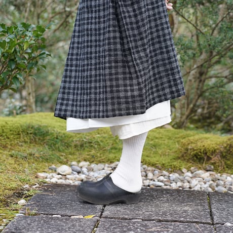 【安藤明子】裾なめらかサロン　オフホワイト/墨黒