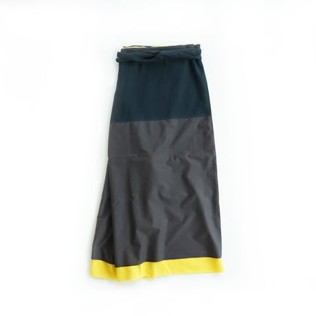 【安藤明子】裾なめらかサロン　オフホワイト/墨黒