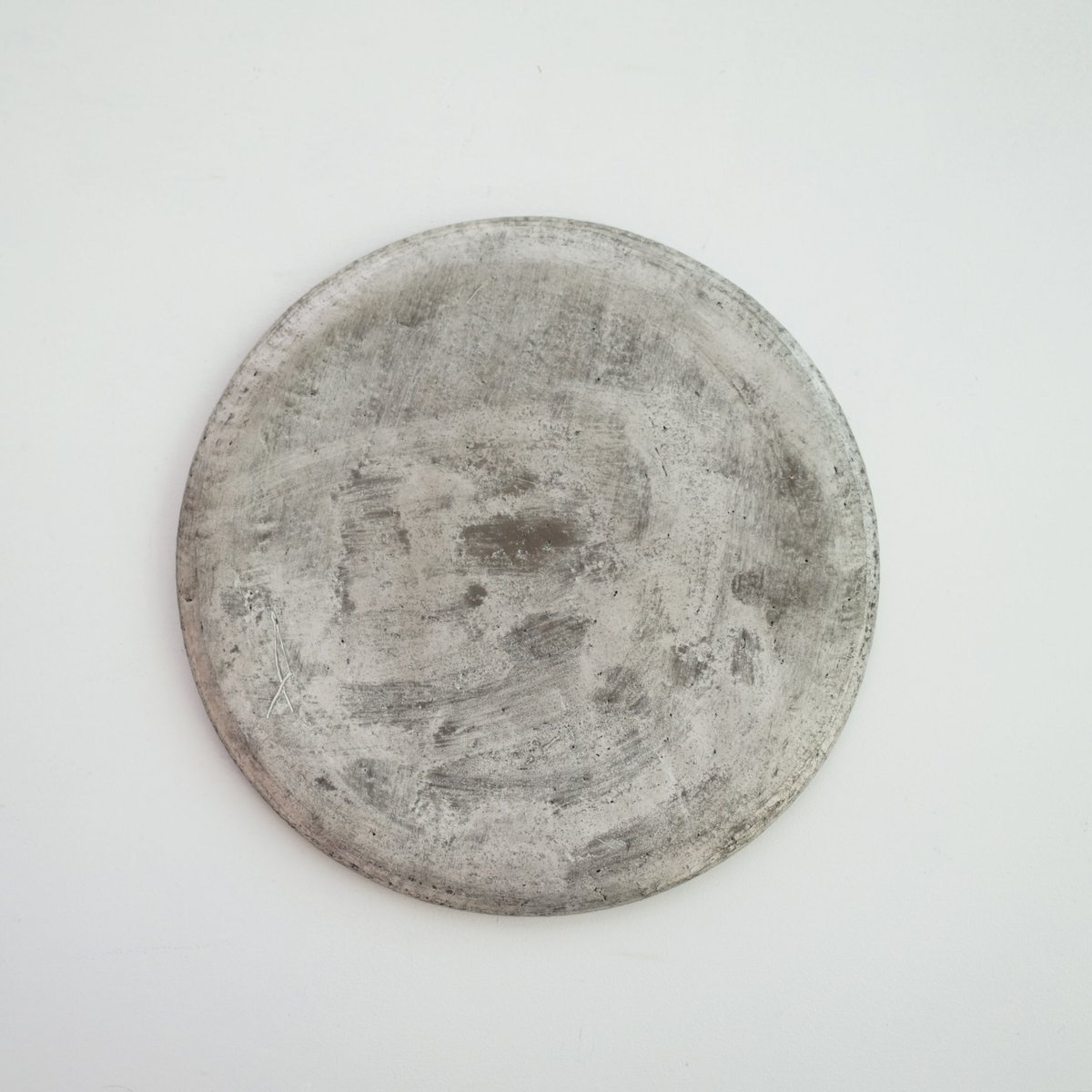 【安藤雅信】黒銀彩丸渕平皿八寸 安藤雅信】黒銀彩丸渕平皿 八寸 | ギャルリ百草 online store