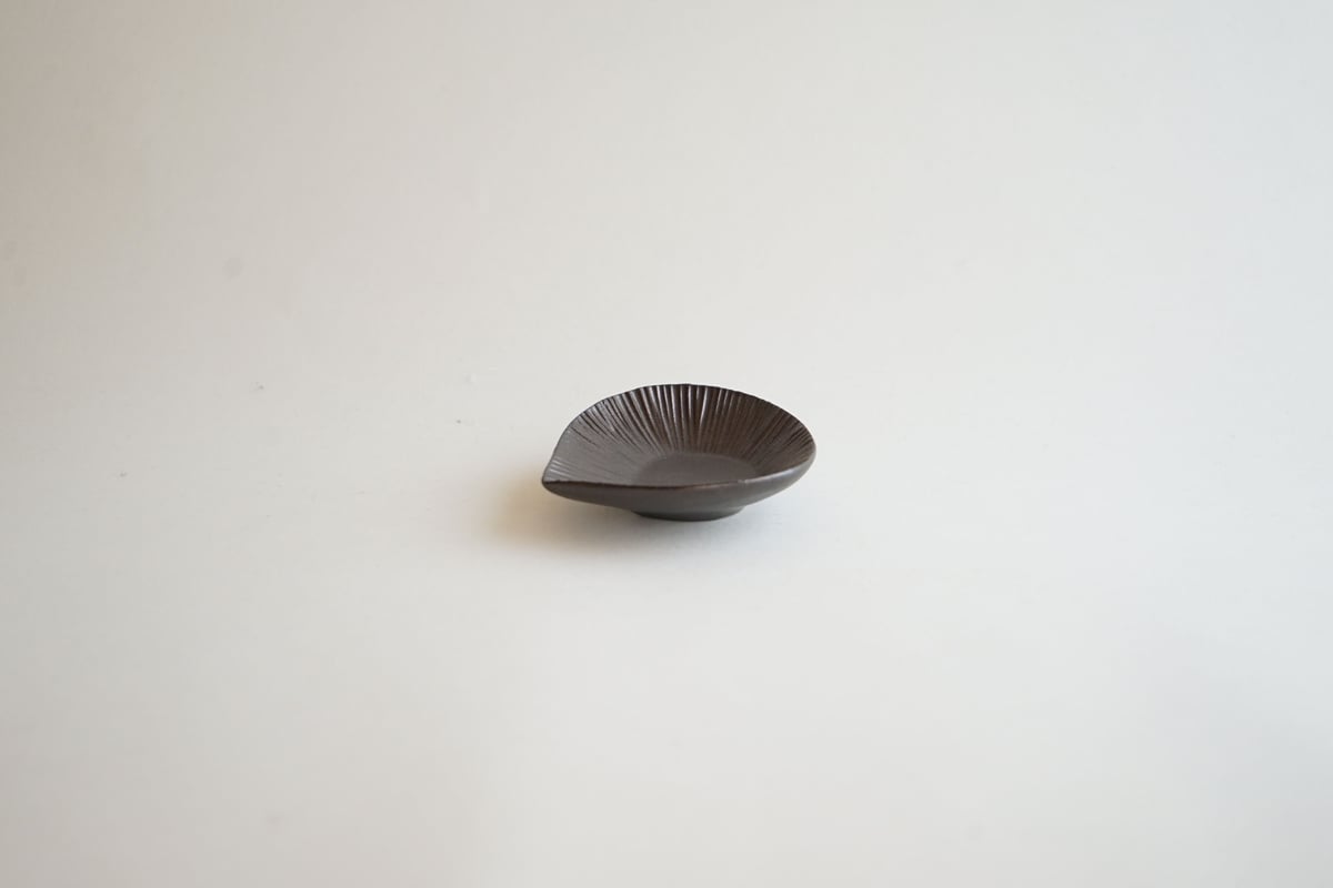 安藤雅信　黒錆釉リーフボウル　黒錆釉 安藤雅信】黒リーフ茶托（黒錆釉） | ギャルリ百草 online store