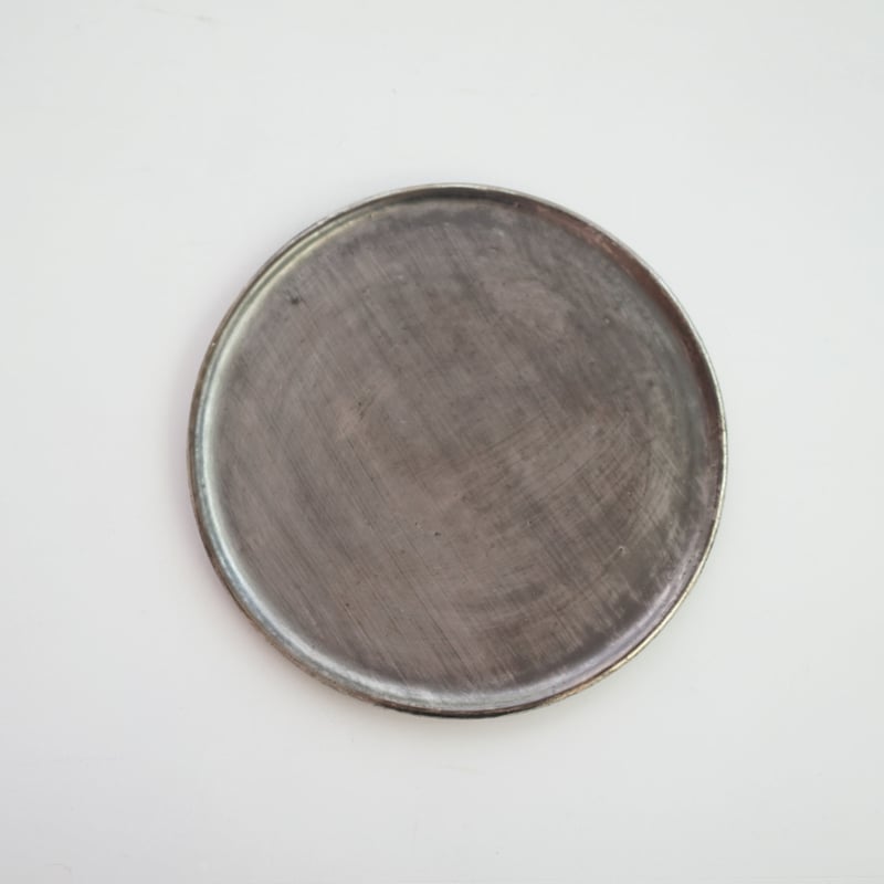 【安藤雅信】黒銀彩丸渕平皿八寸 安藤雅信】黒銀彩丸渕平皿 八寸 | ギャルリ百草 online store