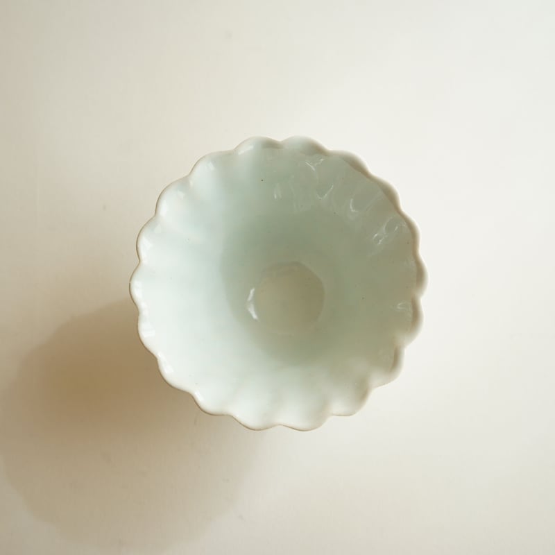安藤雅信】輪花反ボウルS(白藍釉) | ギャルリ百草 online store 安藤雅信】輪花反ボウルS(白藍釉) | ギャルリ百草 online store