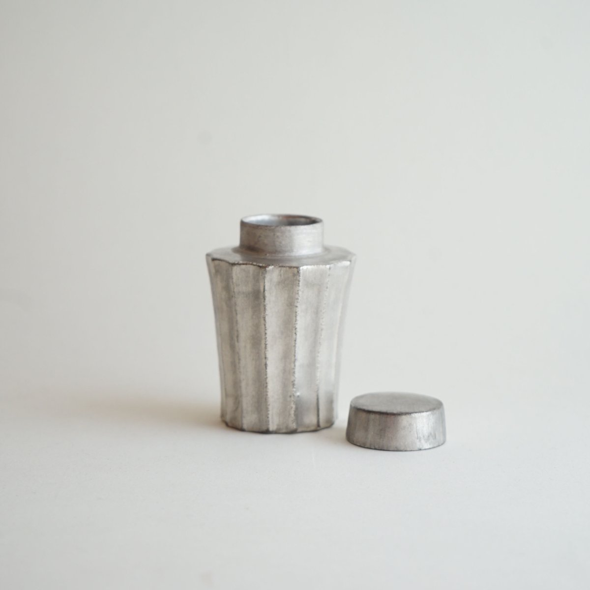 銀菜壺 九谷焼の分骨壷 銀彩 - 祈りと手元供養～いのりオーケストラ