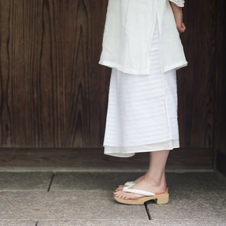 【安藤明子】裾なめらかサロン　オフホワイト/墨黒