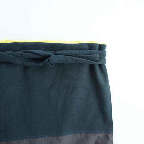 【安藤明子】裾なめらかサロン　オフホワイト/墨黒