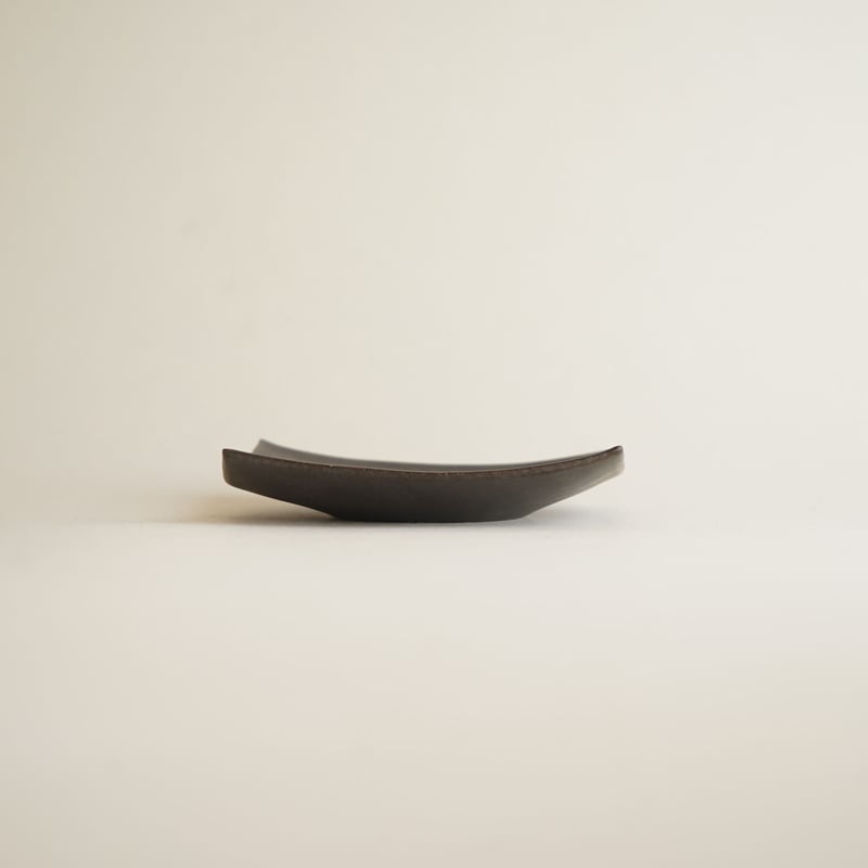 安藤雅信】黒正角ソーサーMS(黒錆釉) | ギャルリ百草 online store 安藤雅信】黒正角ソーサーMS(黒錆釉) | ギャルリ百草 online store