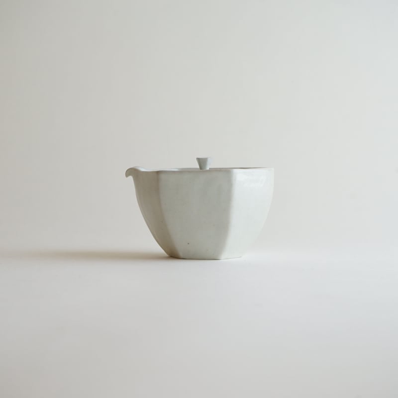 安藤雅信】白磁六角宝瓶(灰釉) | ギャルリ百草 online store 安藤雅信】白磁六角宝瓶(灰釉) | ギャルリ百草 online store