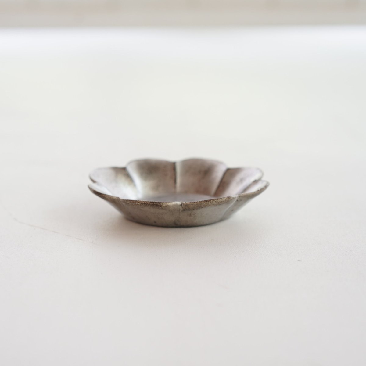 安藤雅信】銀彩李朝花びら皿 S | ギャルリ百草 online store