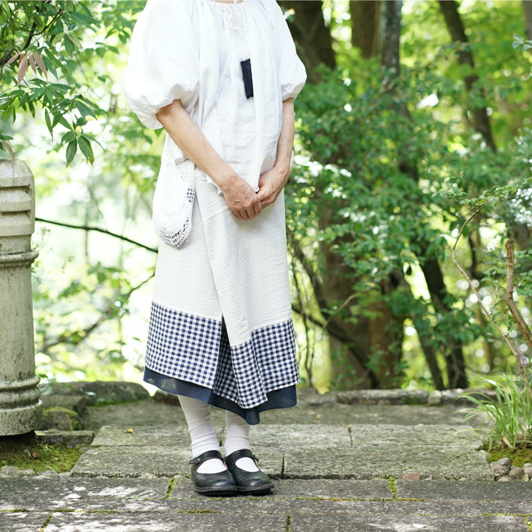 安藤明子】継(ツギ)サロン 裾リネン|紺白ギンガムチェック (＋20