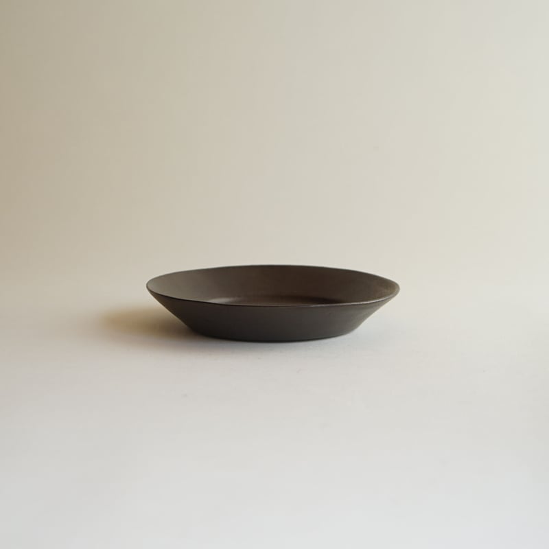 安藤雅信】黒錆釉イタリア平皿S（黒錆釉） | ギャルリ百草 online store