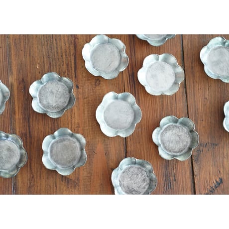 【安藤雅信】黒銀彩六弁茶托