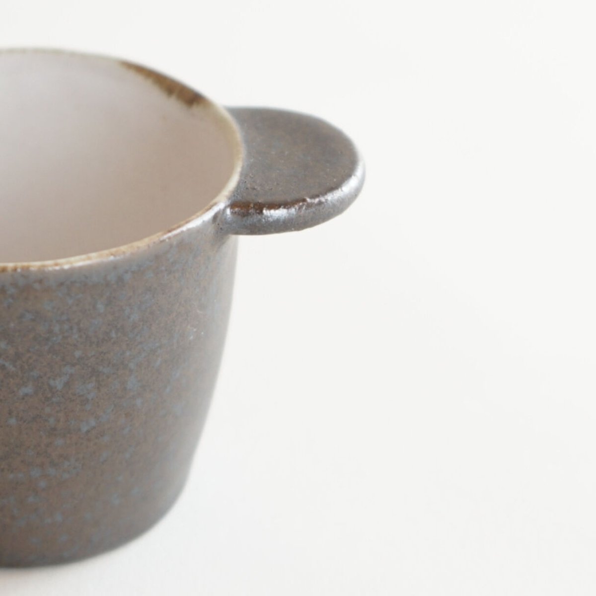 安藤雅信】 手付カップ 板（黒錆釉） | ギャルリ百草 online store