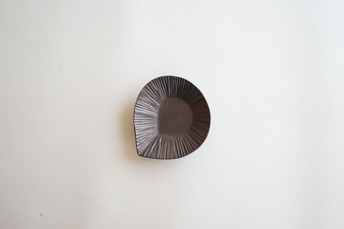 安藤雅信】黒リーフ茶托（黒錆釉） | ギャルリ百草 online store