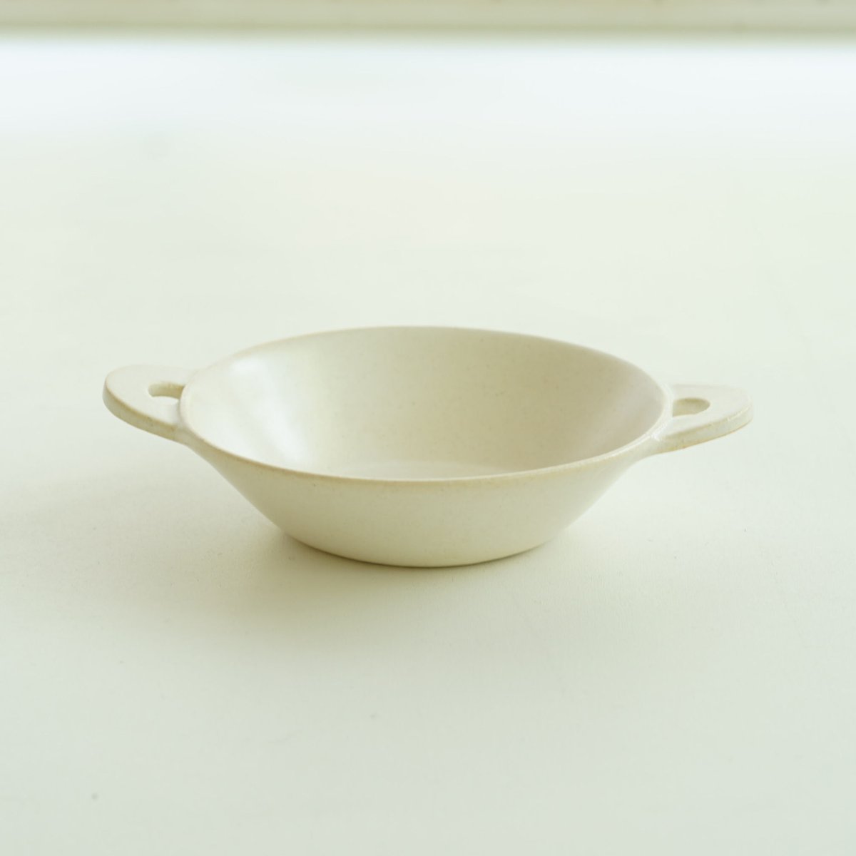 【新品未使用品】 安藤雅信 ギャルリ百草 耐熱白釉手付ボウル 透かし 耐熱皿 安藤雅信】耐熱白釉手付ボウル M | ギャルリ百草 online store