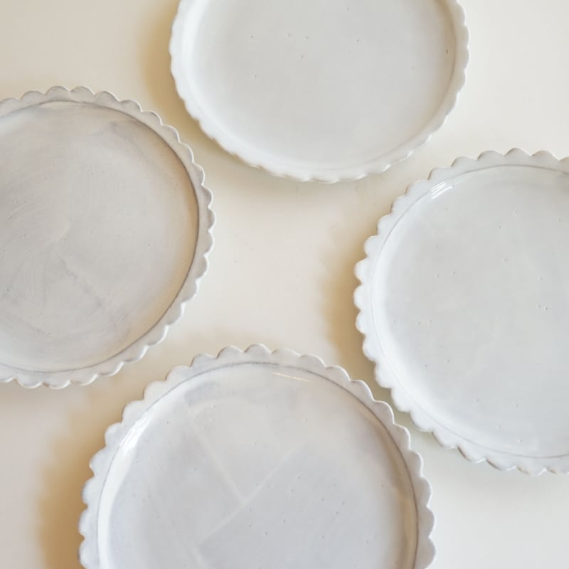 安藤雅信】粉白菊皿 M（化粧土に青白釉） | ギャルリ百草 online store