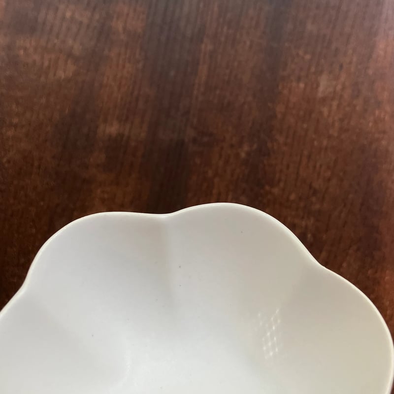 安藤雅信】三足輪花鉢（白マット釉） | ギャルリ百草 online store