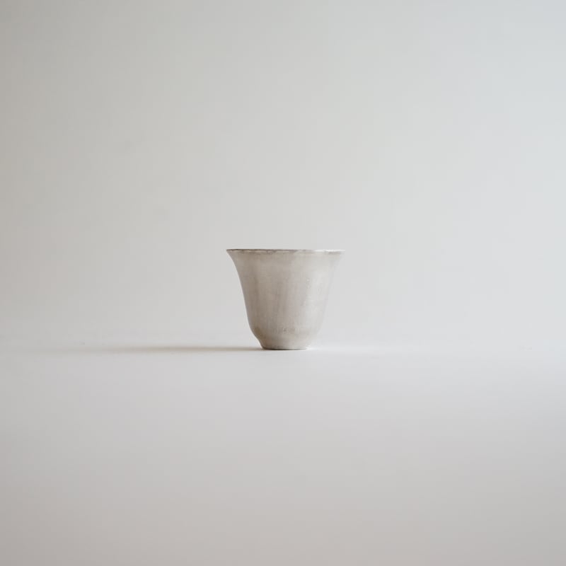 安藤雅信】外白銀彩黄磁細茶杯(白銀彩) | ギャルリ百草 online 安藤雅信】外白銀彩黄磁細茶杯(白銀彩) | ギャルリ百草 online