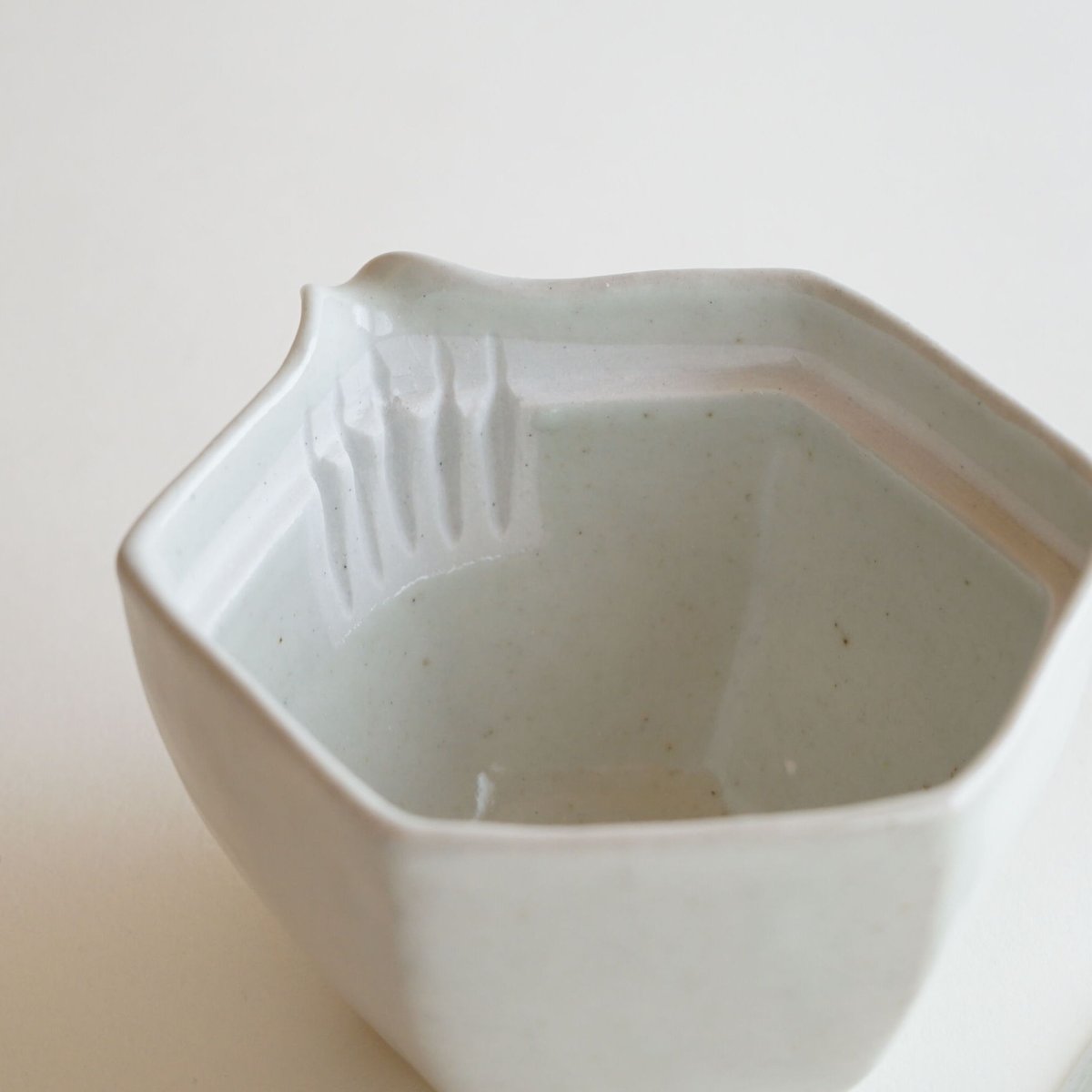 安藤雅信】白磁六角宝瓶（灰釉） | ギャルリ百草 online store