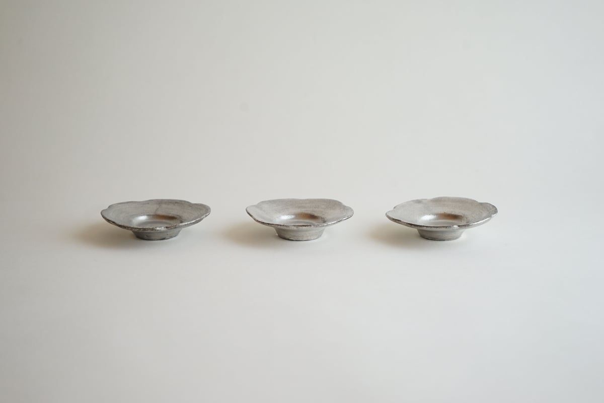 安藤雅信】黒銀彩雪型茶托 | ギャルリ百草 online store 安藤雅信】黒銀彩雪型茶托 | ギャルリ百草 online store