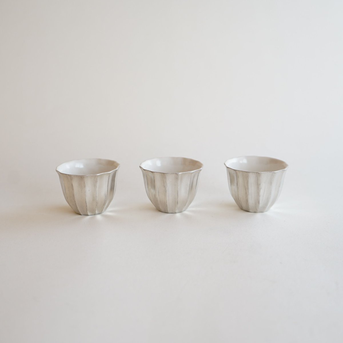 安藤雅信】外銀彩百合型茶杯 LM（外銀彩内乳白艶釉） | ギャルリ百草