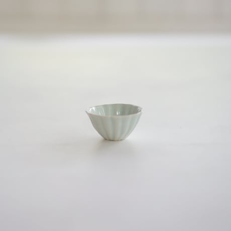 【安藤雅信】白藍釉輪花反平茶杯（白藍釉）