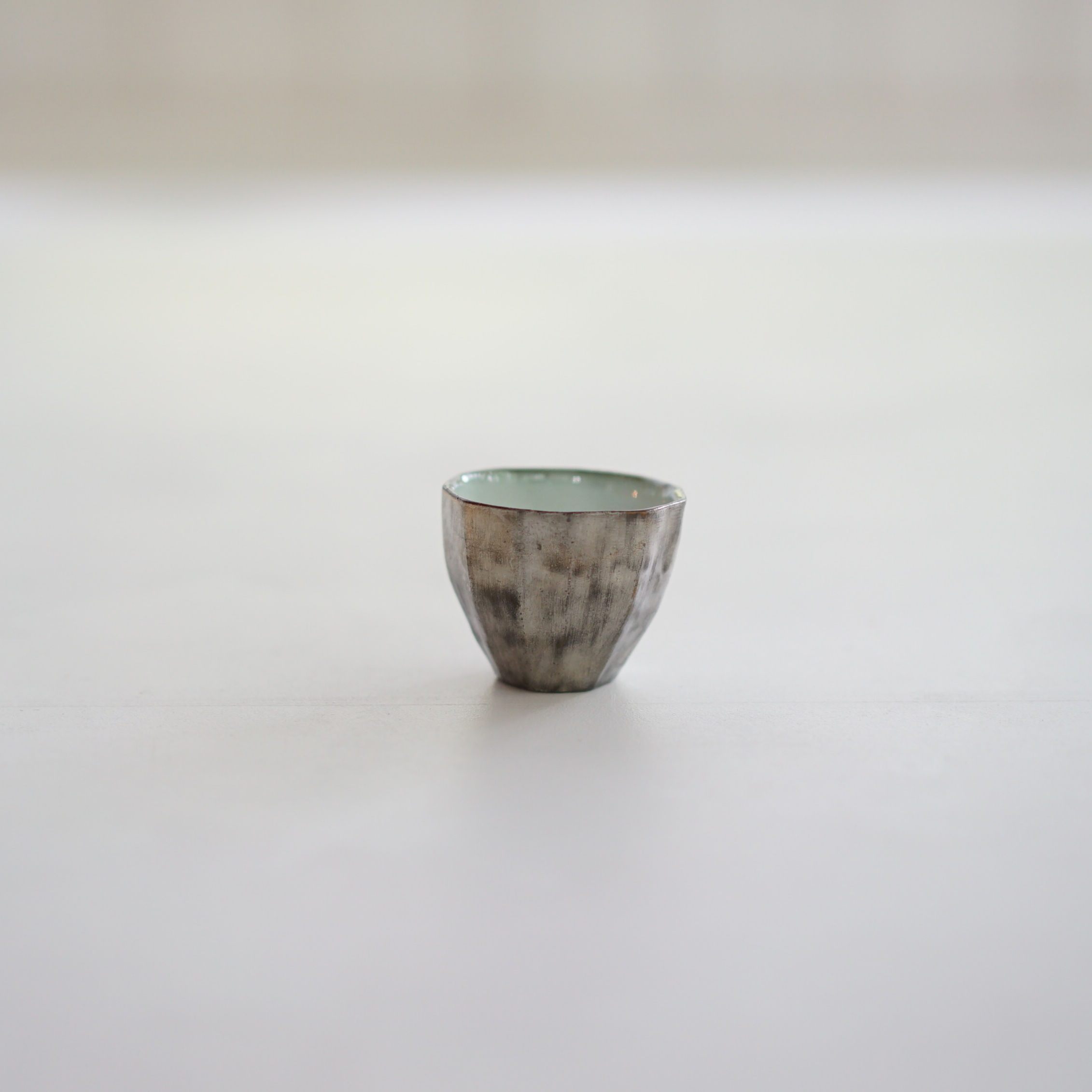 安藤雅信】外黒銀彩面取茶杯 LM 内青白艶釉 | ギャルリ百草 online store