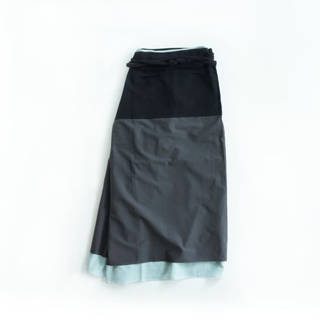 【安藤明子】裾なめらかサロン　オフホワイト/墨黒