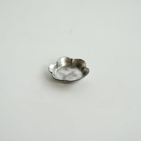 【安藤雅信】黒銀彩六弁茶托