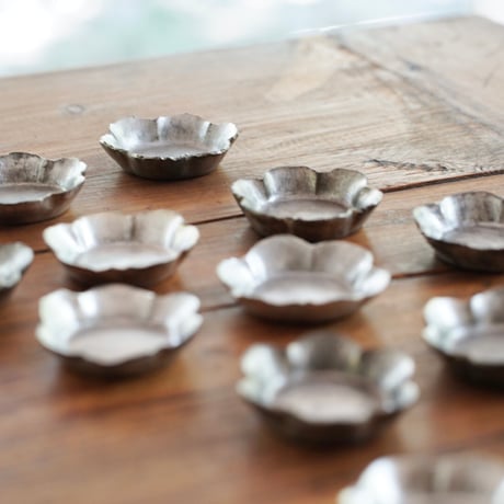 【安藤雅信】黒銀彩六弁茶托