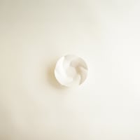 【安藤雅信】乳白艶釉ねじり花びら茶托