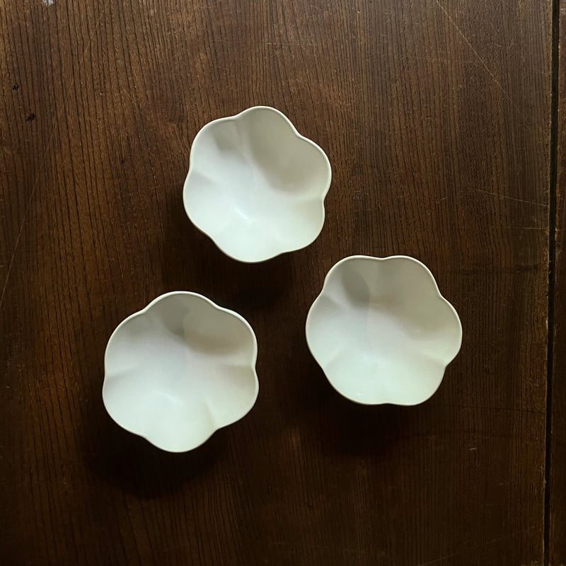 安藤雅信】三足輪花鉢（白マット釉） | ギャルリ百草 online store