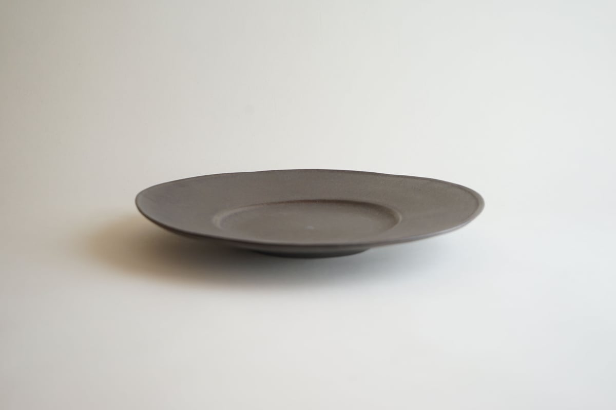 【安藤雅信】　ピューター写皿 L（黒錆釉） 安藤雅信】ピューター写皿 L（黒錆釉） | ギャルリ百草 online store